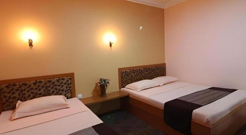 Patria Palace Hotel Blitar Exterior photo