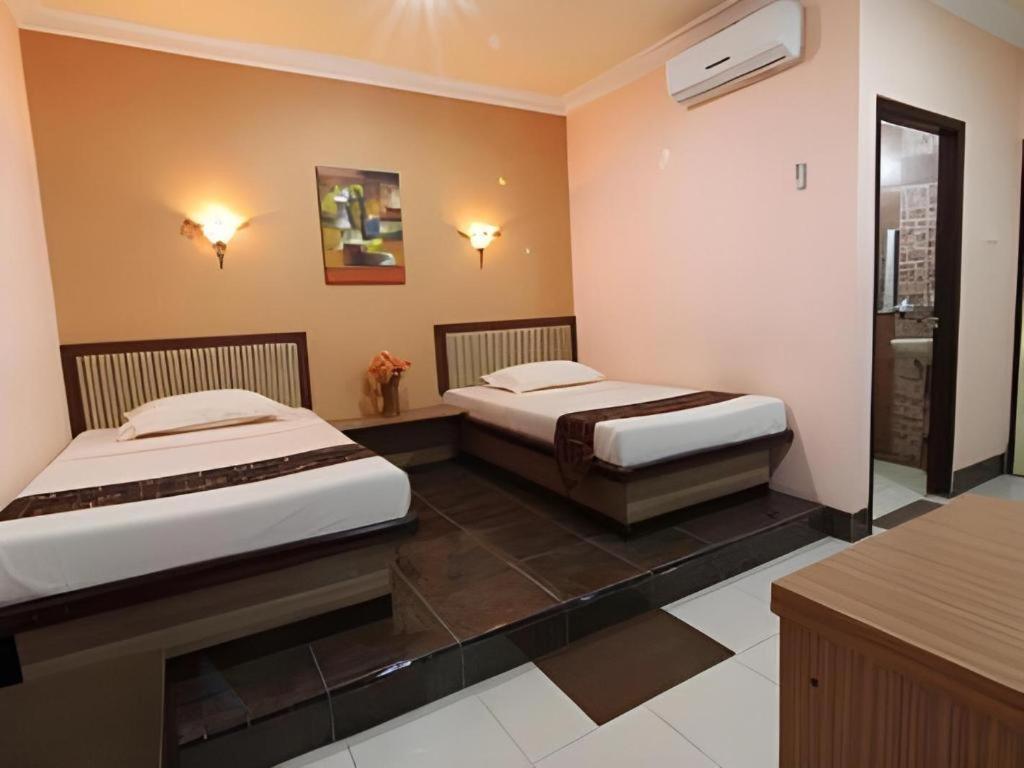 Patria Palace Hotel Blitar Exterior photo