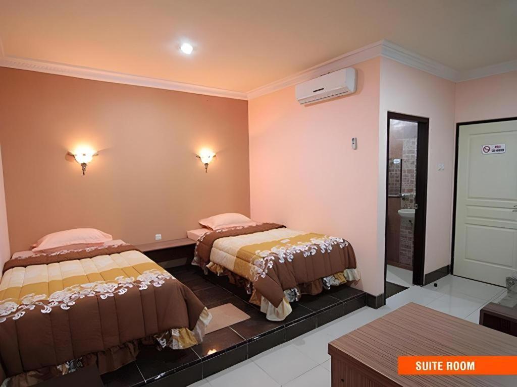 Patria Palace Hotel Blitar Exterior photo