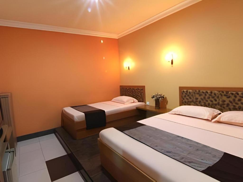 Patria Palace Hotel Blitar Exterior photo