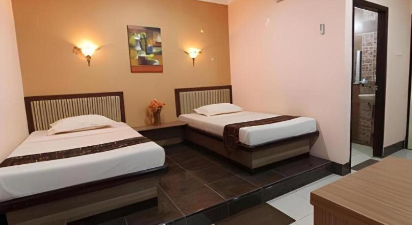 Patria Palace Hotel Blitar Exterior photo