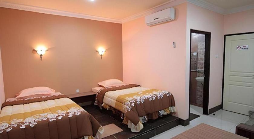 Patria Palace Hotel Blitar Exterior photo