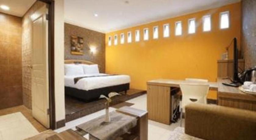 Patria Palace Hotel Blitar Exterior photo