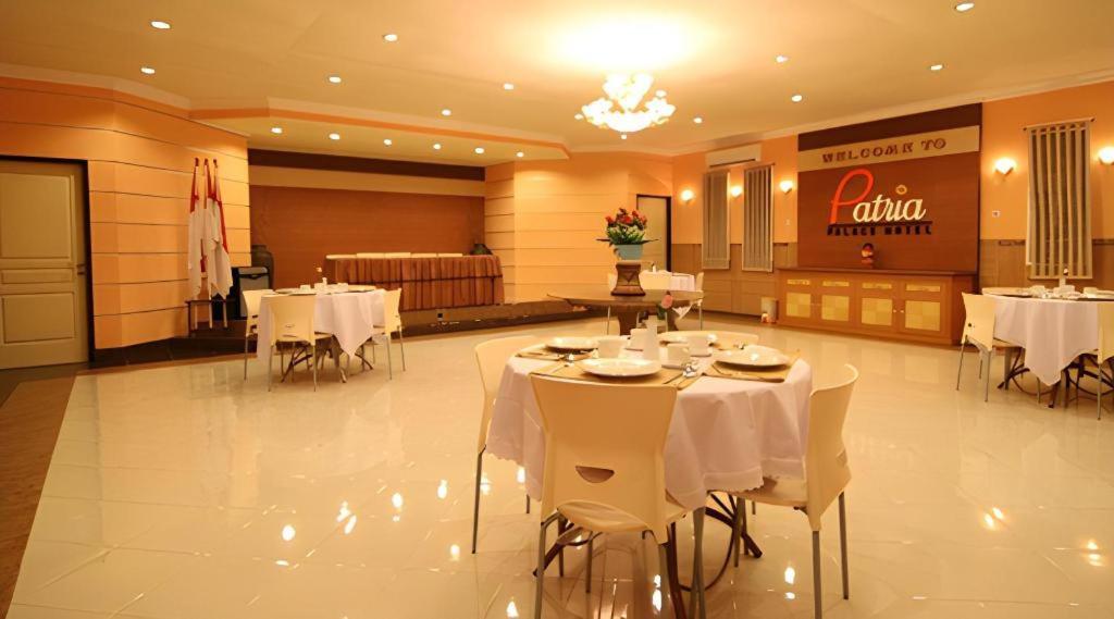 Patria Palace Hotel Blitar Exterior photo