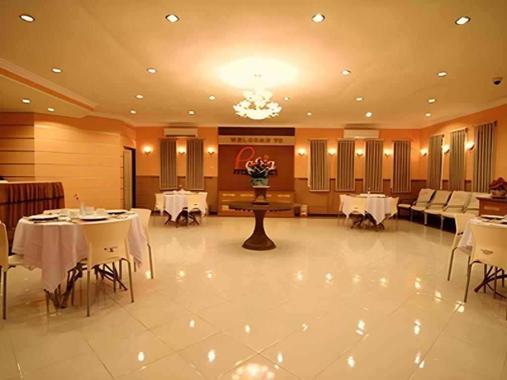 Patria Palace Hotel Blitar Exterior photo
